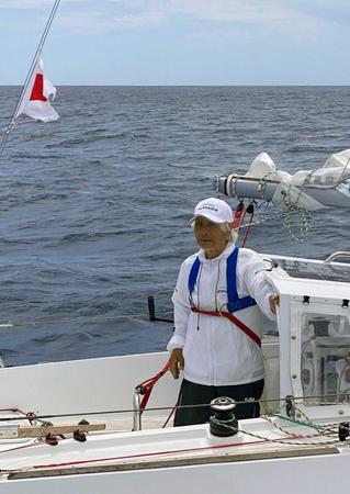 　米ハワイ沖でヨット上で立つ、海洋冒険家の堀江謙一さん＝１５日