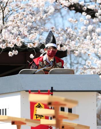 　山形県天童市で行われた「人間将棋」で対局する藤井聡太五冠
