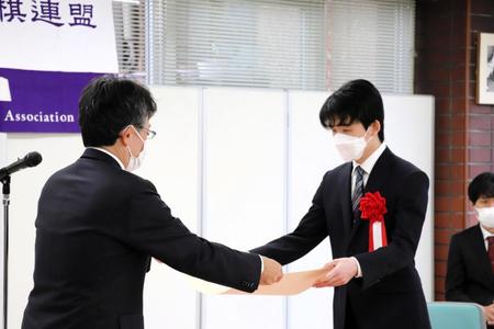 　表彰される藤井聡太竜王（右）＝日本将棋連盟提供