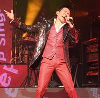 　レコードデビュー５０周年を記念した全国ツアーをスタートさせ、熱唱する郷ひろみ（撮影・金田祐二）