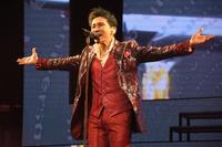 　レコードデビュー５０周年を記念した全国ツアーをスタートさせ、熱唱する郷ひろみ（撮影・金田祐二）