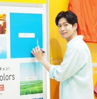ユニクロ「ＬｉｆｅＣｏｌｏｒｓ」キャンペーン発表会に出席し、ウォールアートにサインする松下洸平＝東京・銀座、ユニクロ銀座店