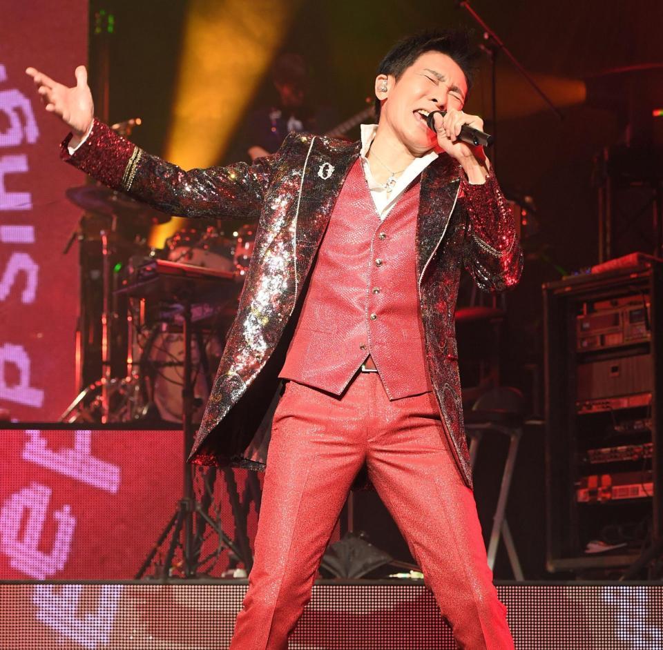 　レコードデビュー５０周年を記念した全国ツアーをスタートさせ、熱唱する郷ひろみ（撮影・金田祐二）