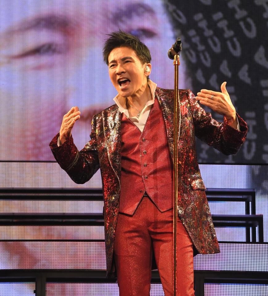 　レコードデビュー５０周年を記念した全国ツアーをスタートさせ、熱唱する郷ひろみ（撮影・金田祐二）