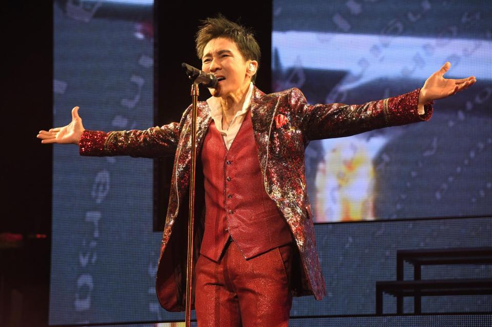 　レコードデビュー５０周年を記念した全国ツアーをスタートさせ、熱唱する郷ひろみ（撮影・金田祐二）