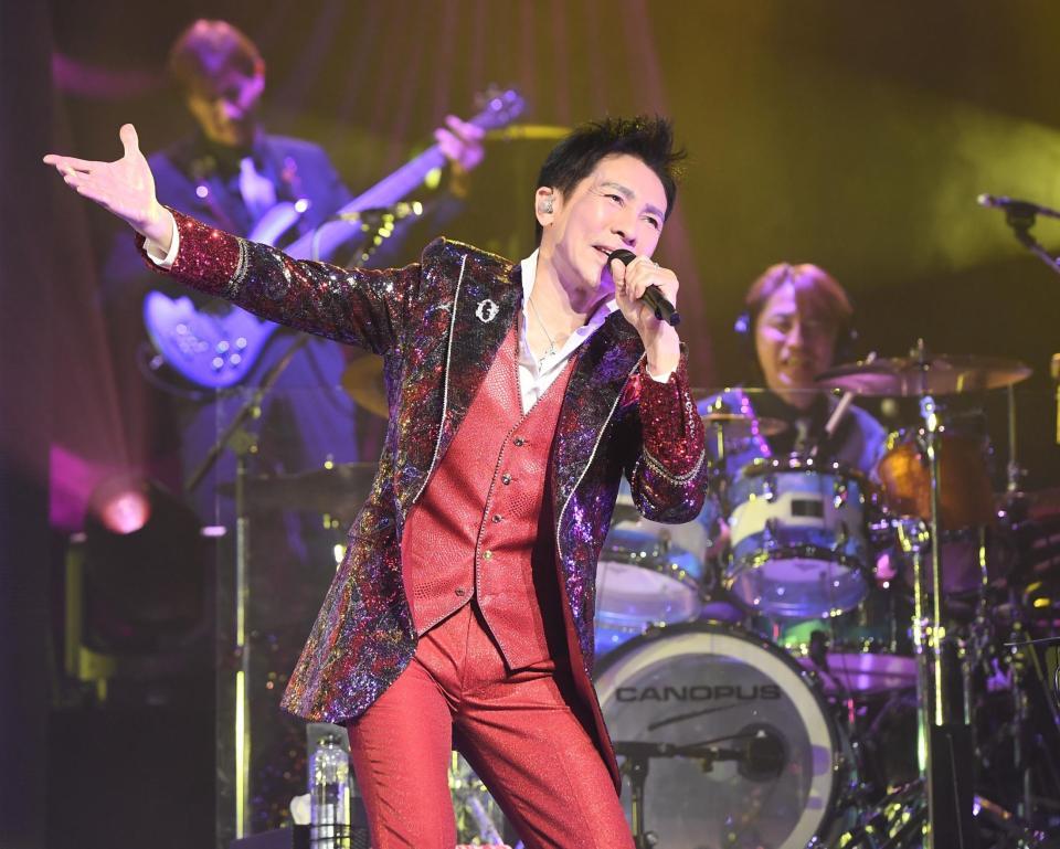 　レコードデビュー５０周年を記念した全国ツアーをスタートさせ、熱唱する郷ひろみ（撮影・金田祐二）