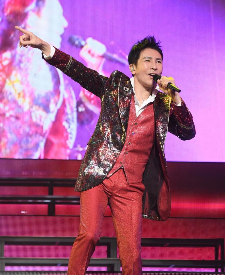 　レコードデビュー５０周年を記念した全国ツアーをスタートさせ、熱唱する郷ひろみ（撮影・金田祐二）