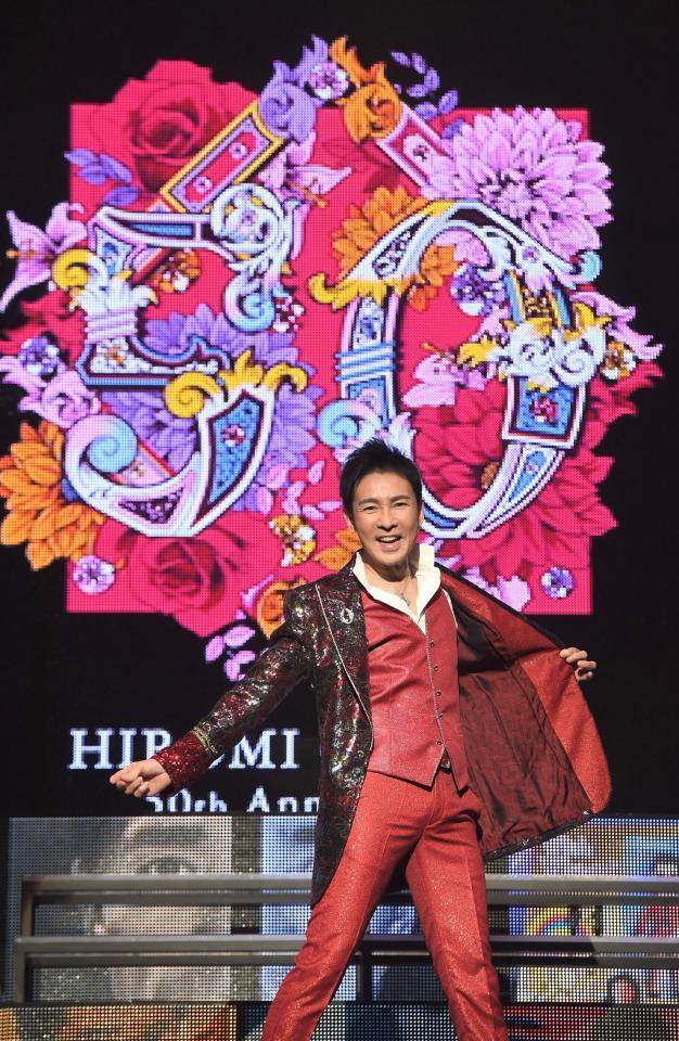 　レコードデビュー50周年を記念した全国ツアーをスタートさせ、ポーズを決める郷ひろみ（撮影・金田祐二）