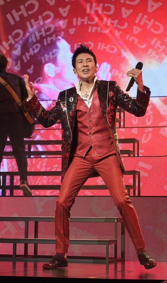 　レコードデビュー５０周年を記念した全国ツアーをスタートさせ、熱唱する郷ひろみ（撮影・金田祐二）