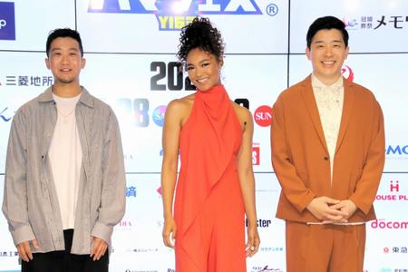地元横浜でのイベントに出演する（左から）瑛人、クリスタル・ケイ、あべこうじ＝東京・赤坂