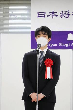 　表彰された藤井聡太竜王＝日本将棋連盟提供