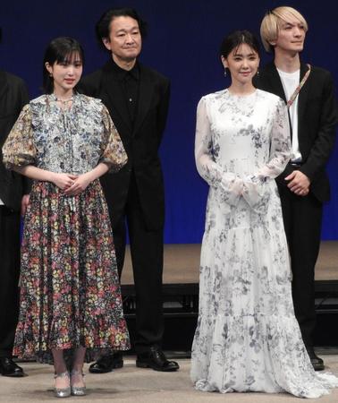 　「世田谷パブリックシアター２０２２年度ラインアップ発表会見に登場した倉科カナ（前列右）と福本莉子（同左）