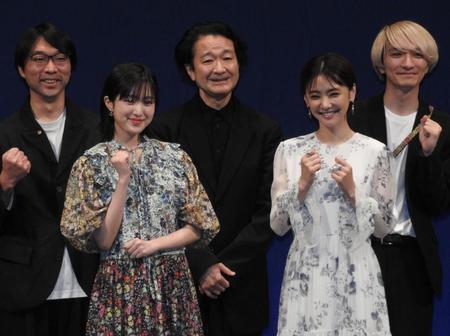 　「世田谷パブリックシアター２０２２年度ラインアップ発表会見に登場した倉科カナ（前列右）と福本莉子（同左）