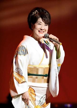 　デビュー４５周年コンサート最終公演で熱唱する川中美幸