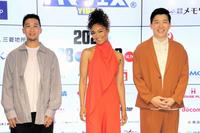 地元横浜でのイベントに出演する（左から）瑛人、クリスタル・ケイ、あべこうじ＝東京・赤坂