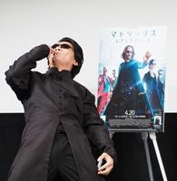 　映画「マトリックス　レザレクションズ」デジタル配信／ブルーレイ＆ＤＶＤ発売記念イベントで、アレンジした“マトリックス避け”を披露したマヂカルラブリーの野田クリスタル