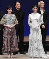 　「世田谷パブリックシアター２０２２年度ラインアップ発表会見に登場した倉科カナ（前列右）と福本莉子（同左）