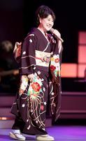 　デビュー４５周年コンサート最終公演で熱唱する川中美幸