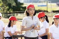 運動会で、ズック靴を手に佇む暢子（稲垣来泉）