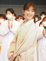 　放射線技師の卵たちに囲まれ笑顔を見せる本田翼