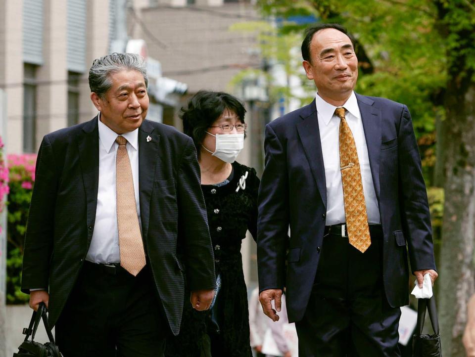 　控訴審判決のため、大阪高裁に向かう籠池泰典被告（右）。中央奥は妻諄子被告