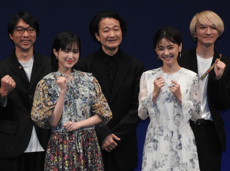 　「世田谷パブリックシアター２０２２年度ラインアップ発表会見に登場した倉科カナ（前列右）と福本莉子（同左）