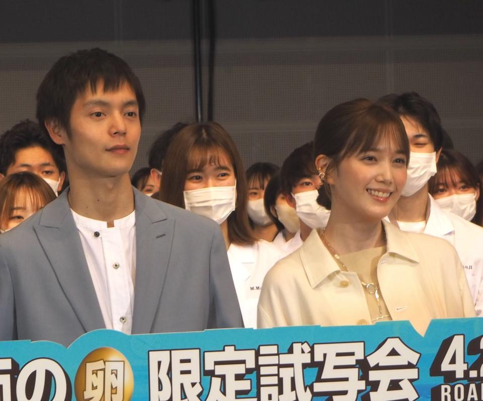 　「劇場版ラジエーションハウス」放射線技師の卵限定試写会に出席した窪田正孝（左）、本田翼＝都内