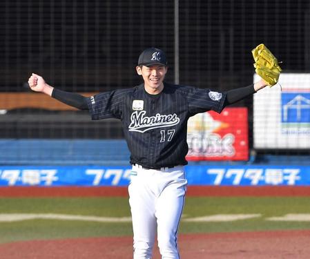 　完全試合を達成し、ガッツポーズをするロッテ・佐々木朗＝１０日