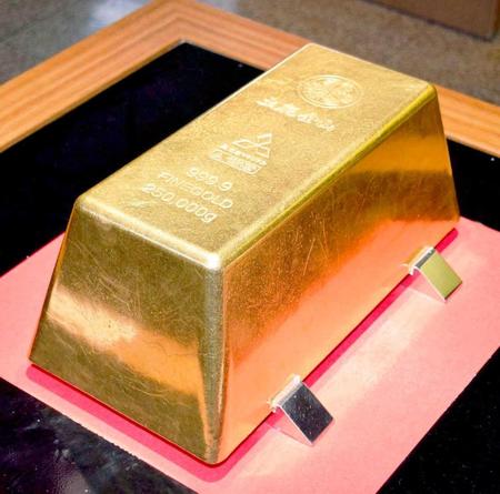 　世界一となる重さ２５０キロの金塊（土肥金山提供）