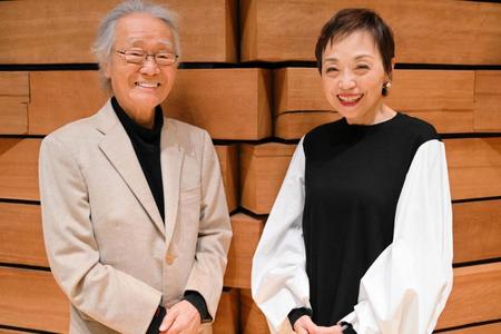 　菅原洋一（左）と対面したクミコ