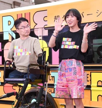 　イベントで初ＭＣを務めた乙武洋匡氏（左）とｒｙｕｃｈｅｌｌ＝恵比寿ガーデンプレイスセンター広場（撮影・園田高夫）