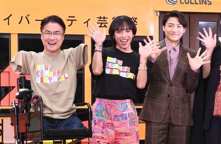 　笑顔で手を振る（左から）乙武洋匡氏、ｒｙｕｃｈｅｌｌ、ＧＥＮＥＲＡＴＩＯＮＳの小森隼＝恵比寿ガーデンプレイスセンター広場（撮影・園田高夫）
