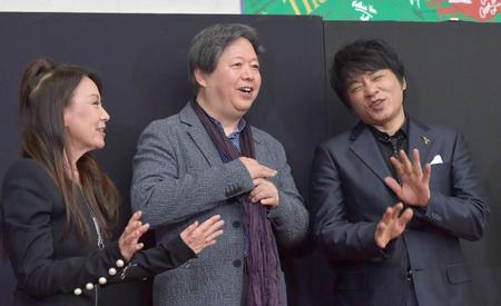 「ＴＯＫＹＯ　ＳＹＭＰＨＯＮＩＣ　ＷＡＶＥ　２０２２」を終えて笑顔を見せる（左から）八神純子、タケカワユキヒデ、ＡＳＫＡ＝東京・上野の東京文化会館（撮影・佐々木彰尚）