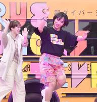 　ダンスバトルでキレのある踊りを見せるｒｙｕｃｈｅｌｌ（右）＝恵比寿ガーデンプレイスセンター広場（撮影・園田高夫）