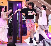 　ダンスバトルでキレのある踊りを披露するｒｙｕｃｈｅｌｌ（中央）＝恵比寿ガーデンプレイスセンター広場（撮影・園田高夫）