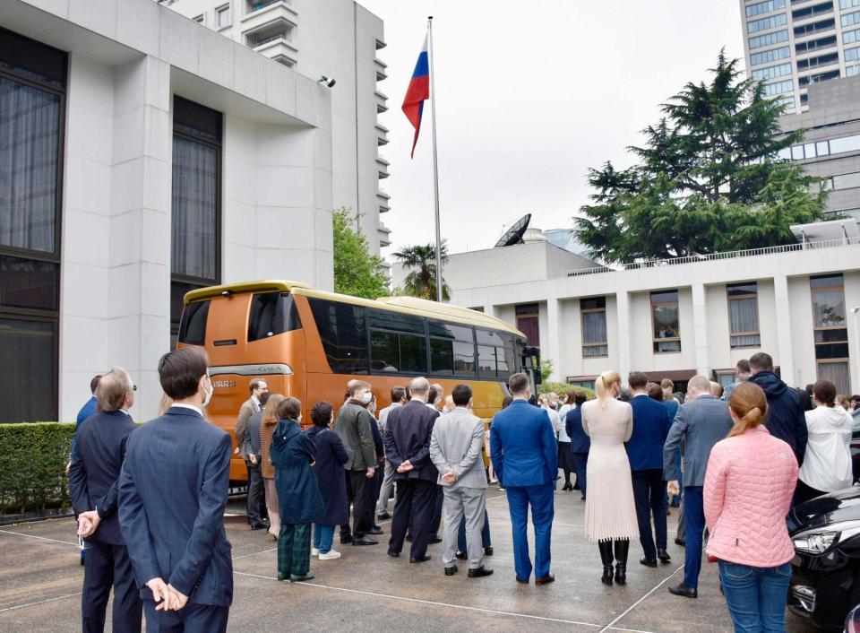 　羽田空港に向け在日ロシア大使館を出発するバス（タス＝共同）
