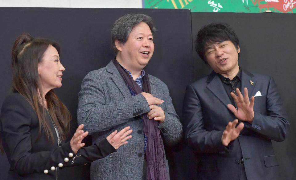 「ＴＯＫＹＯ　ＳＹＭＰＨＯＮＩＣ　ＷＡＶＥ　２０２２」を終えて笑顔を見せる（左から）八神純子、タケカワユキヒデ、ＡＳＫＡ＝東京・上野の東京文化会館（撮影・佐々木彰尚）