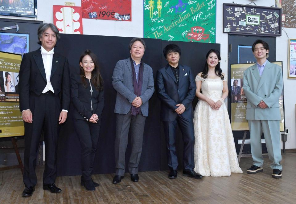 「ＴＯＫＹＯ　ＳＹＭＰＨＯＮＩＣ　ＷＡＶＥ　２０２２」に出演した（左から）指揮者の栁澤寿男氏、八神純子、タケカワユキヒデ、ＡＳＫＡ、幸田浩子、尾崎裕哉＝東京・上野の東京文化会館（撮影・佐々木彰尚）