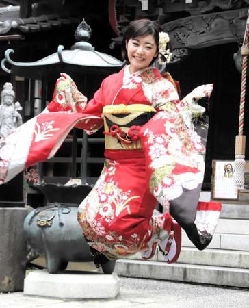 　振り袖姿でジャンプする吉柳咲良