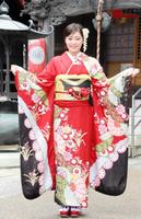 　人生初の振り袖で参拝した吉柳咲良＝東京・大圓寺