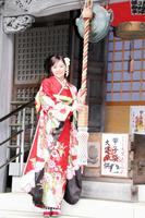 　人生初の振り袖で参拝した吉柳咲良＝東京・大圓寺