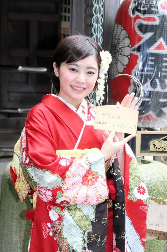 　“成人の目標”を絵馬にしたためた吉柳咲良＝東京・大圓寺