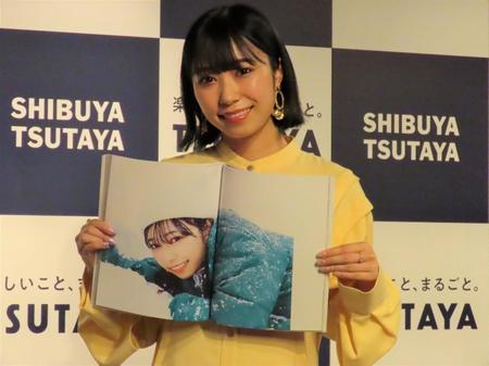 　２ｎｄ写真集「ｈｉｋａｒｉ」の発売記念イベントを行った小林愛香＝都内