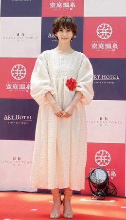 春をイメージした白色のワンピースに身を包んだ安田美沙子