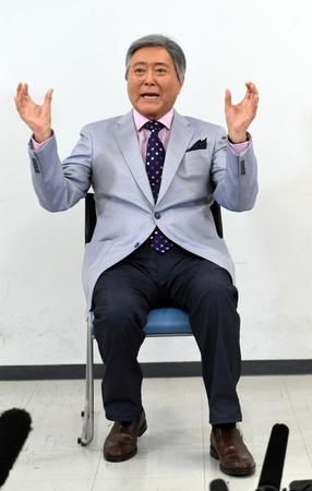 　元気いっぱいに記者の質問に応える小倉智昭＝都内（撮影・佐藤厚）