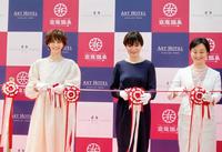 　テープカットに臨む安田美沙子（左）と大阪市港区長の山口照美氏（同３番目）