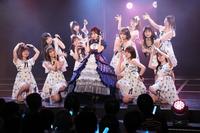 　卒業公演を行った大場美奈（中央）＝名古屋・栄のＳＫＥ４８劇場（Ｃ）２０２２　Ｚｅｓｔ，Ｉｎｃ．