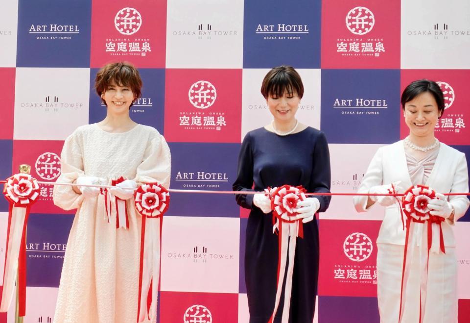 　テープカットに臨む安田美沙子（左）と大阪市港区長の山口照美氏（同３番目）