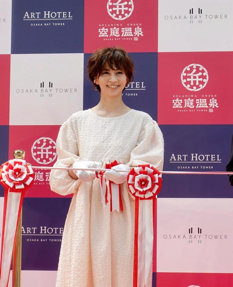 テープカットに臨む安田美沙子