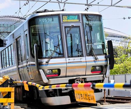 　現場付近を通過する電車で、頭を下げる乗務員